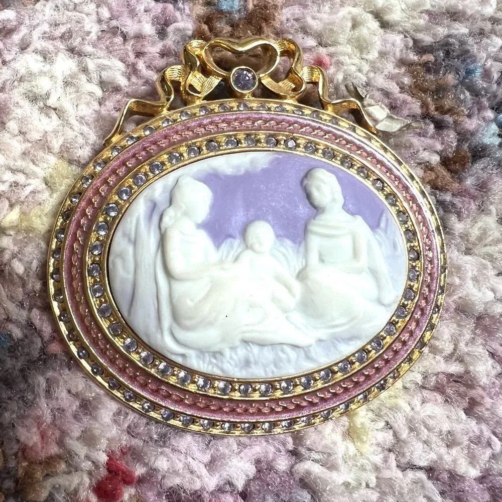 Joan Rivers Style Gold-Tone Pink and Lavender Cameo broach